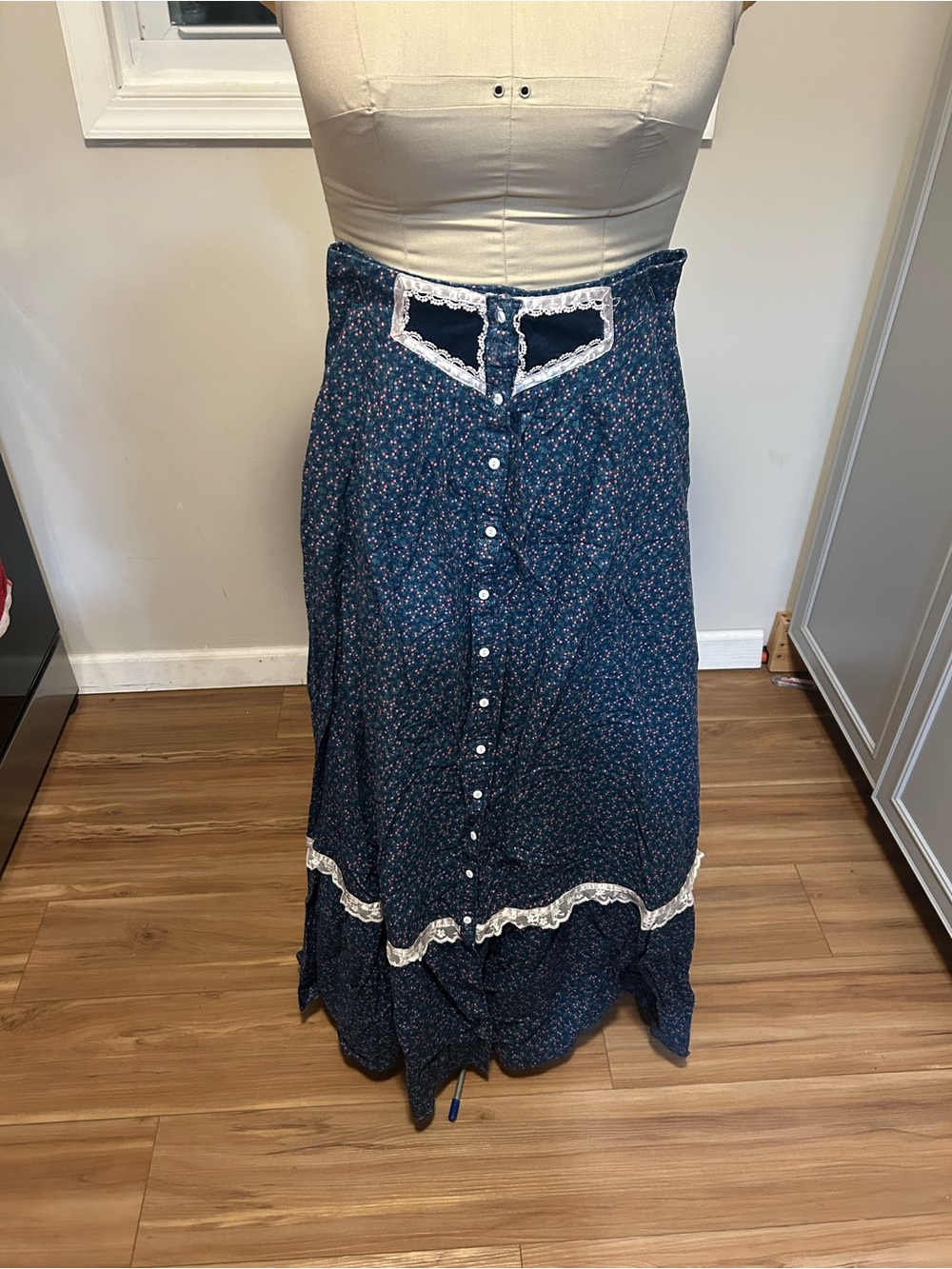Vintage Jessica Gunnies Sack Blue Floral Button-Front Maxi Skirt with Lace Trim